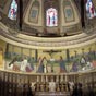 Mont-de-Marsan : Le choeur de l'église de la Madeleine. Un maître-autel en marbre, œuvre des frères Mazzetti, se dresse entouré d'une boiserie. La fresque principale, due à madame Grimard-Baudet, est dédiée à sainte Madeleine.